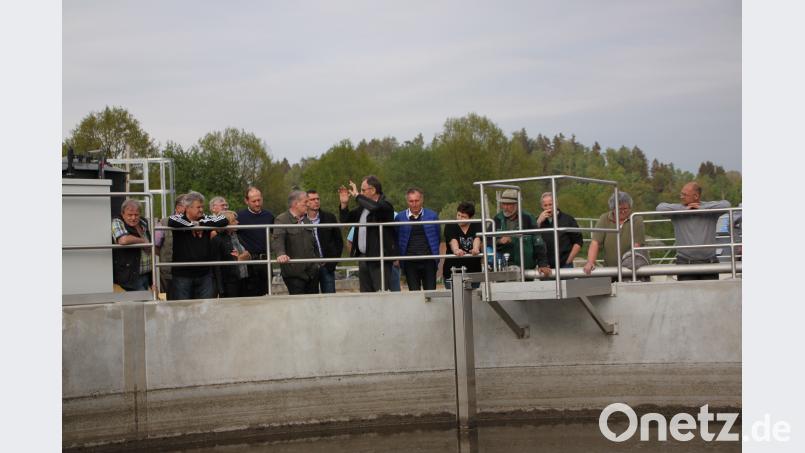 Ingenieur Günter Schwab erklärt mit Händen und Füßen die ausgeführten Maßnahmen bei der Beckensanierung DEN, Autor [DEN] (nise.roth@gmail.com)