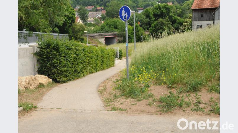 Hier endet (noch) die gut ausgebaute Loderhofstraße. Wird die Lücke zur Unterführung geschlossen, ergibt sich eine neue Anbindung. Bild: Gebhardt