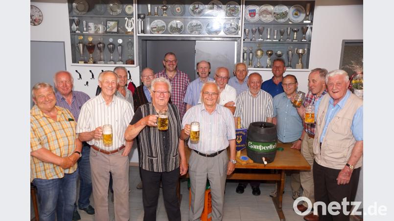 50 Jahre Vereinslokal „Zur alten Schmiede“ - Anstoß zum Jubiläum mit einem gespendeten Bier von der Brauerei. Ihre Freude am Singen haben nach fünf Jahrzehnten behalten Georg Ziegler, Günther Hartmann, Oskar Heinl, Johann Sischka und Josef Schönfelder (von links, Sänger mit Bierkrug). bkr
