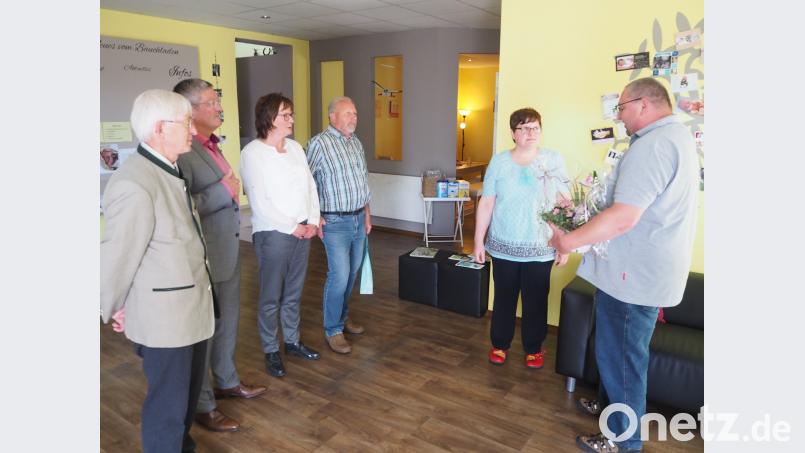 Hebamme Susanne Hausdorf (Zweite von rechts) erklärt die Situation der Hebammen Landtagskandidat Karl Meier aus Neustadt, Landtagsabgeordnetem Karl Vetter, Berzirkstagskandidatin Gabriele Bäumler aus Etzenricht,  zweitem Ortsvorsitzenden Hermann Schmid und Ortsvorsitzendem Peter Reiser (von links). stn