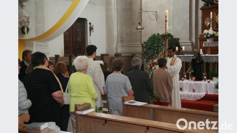 Den Einzelsegen – mit der Rita-Reliquie – spendete Pater Martin am Ende der Andacht. wro
