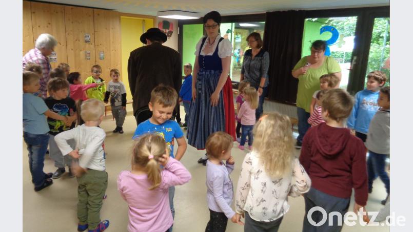 Der St.-Wolfgang-Kindergarten macht aus dem Aktionstag Musik eine Aktionswoche, in deren Verlauf die Mädchen und Buben singen, musizieren und tanzen. Tanzunterricht erteilen Vorsitzender Michael Meier und Jugendleiterin Stephanie Riß vom Heimat- und Trachtenverein. Beim Lied „Hans, bleib dou“ machen alle mit, von den Krippenkindern bis zum Personal. u