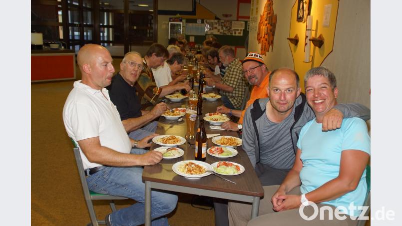 Zu den Gästen zählte beim Abendessen auch KF-Bezirksvorsitzender Willibald Nesner (Zweiter von links), der die Radlfahrer ebenfalls willkommen hieß. mmj