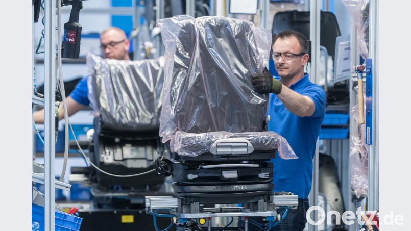 Mitarbeiter arbeiten in der Produktion beim Autozulieferer Grammer an Fahrersitzen. Armin Weigel/dpa