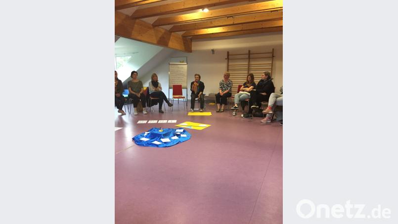 Elternabend in der Kindertagesstätte: In der Mitte (mit Tuch) jeweils die Referentin. rn