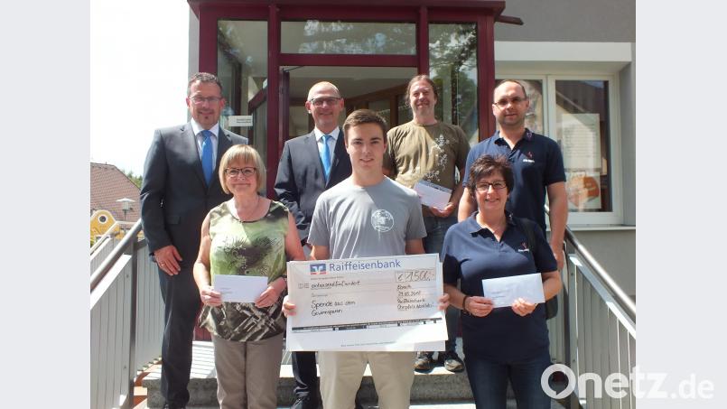 Hi.v.li. Vorstandssprecher Joachim Geyer, Geschäftsstellenleiter Peter Erhart, Gerald Hoch, Michael Knott
v.v.li.Regina Ullmann, Sebastian Bayer, Monika Horn SOJ, Autor [SOJ] (<a href=