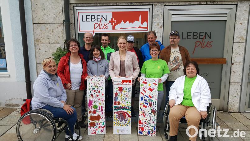 Die Malgruppe der SHG überreicht Baier ein beeindruckendes, dreiteiliges Gemälde. tef
