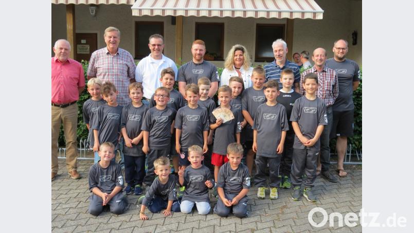 Fröhliche Gesichter bei den E-, F- und D-Jugendlichen und den Führungsmitglieder des VfB und des Fördervereins über die Spende der Schimmel AG, die Jürgen Laubert (Dritter von rechts) und Beate Merkel (daneben) überreichen. Rechts Jugendleiter Daniel Stubenvoll und VfB-Vorsitzender Richard Paulus. km