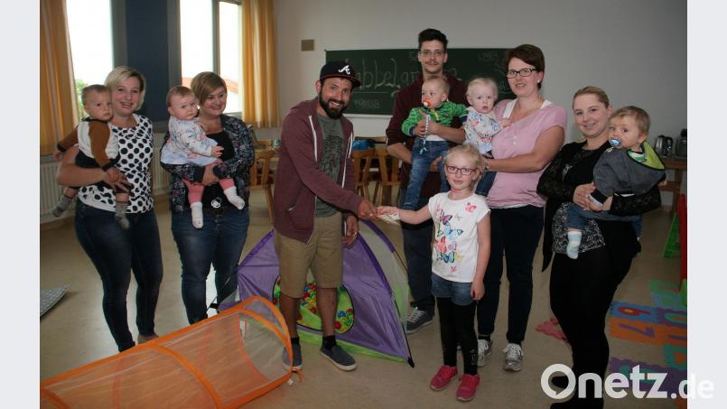 200 Euro übergibt LSG-Vorsitzender Alexander Derwart an Mitglieder der Fuchsmühler Krabbelgruppe. Im Bild (von links) Jenny Höfer mit Finn, Pamela Lang mit Töchterchen Mariella, Alexander Derwart, Thomas Beer mit Raphael, Lara, Lene und Julia Mayerhöfer sowie Jessica Höfer mit Elias. wro