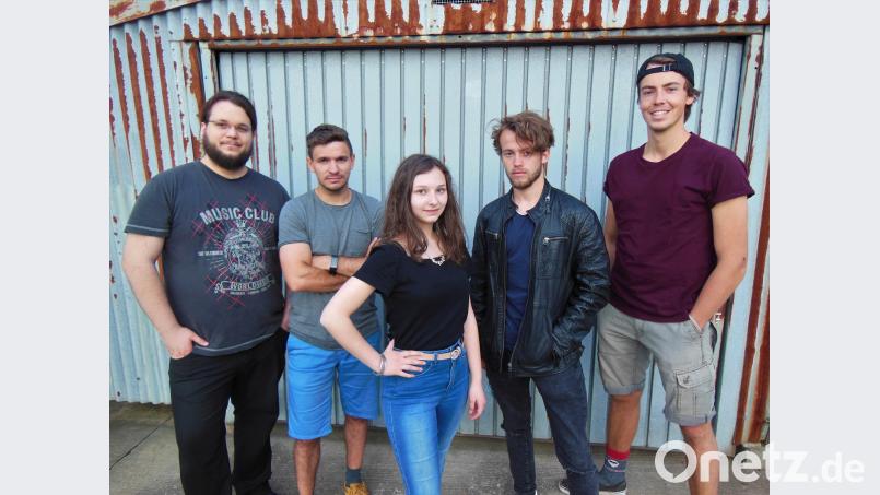 Ihr Debüt auf der "Wippmparty" gibt die neu gegründete Band Cakerider mit den Bandmitgliedern (von links) Nico Scholz (Bass, Gesang), Benedikt Baader (Schlagzeug), Lena Kuchenreuther (Gesang, Gitarre, Keyboard), Georg Gutheil (Keyboard, Gesang) und Elias Tebroke (E-Gitarre, Gesang). hai