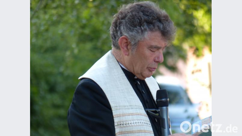 Pfarrer Ambros Trummer bei der Maiandacht in Gelpertsricht hme