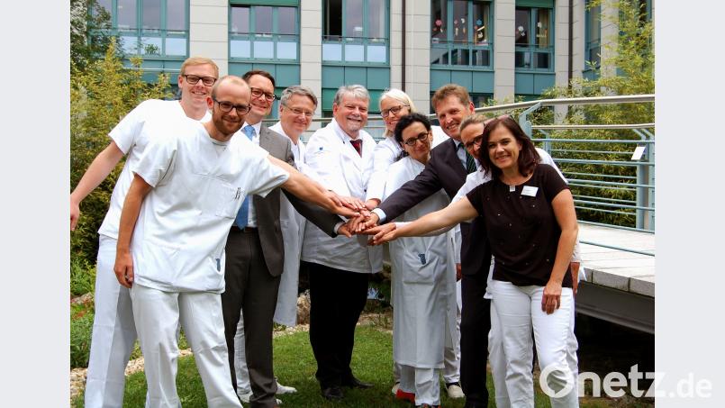 Ziehen an einem Strang (von links): Tobias Härtl und Martin Weinfurter (onkologische Trainingstherapie), Martin Mayr (DAK), Dr. Ludwig Fischer von Weikersthal (Onkologie), Peter Fischer (Ernährungsteam), Dr. Anja Tobermann (Strahlentherapie), Manuela Schaber (Frauenklinik/integrative Onkologie), Dr. Harald Hollnberger (Ärztlicher Direktor), Elisabeth Gaulard-Hirth (Ernährungsteam) sowie Doris Kastner (Stressbewältigung). Klinikum/Uschold