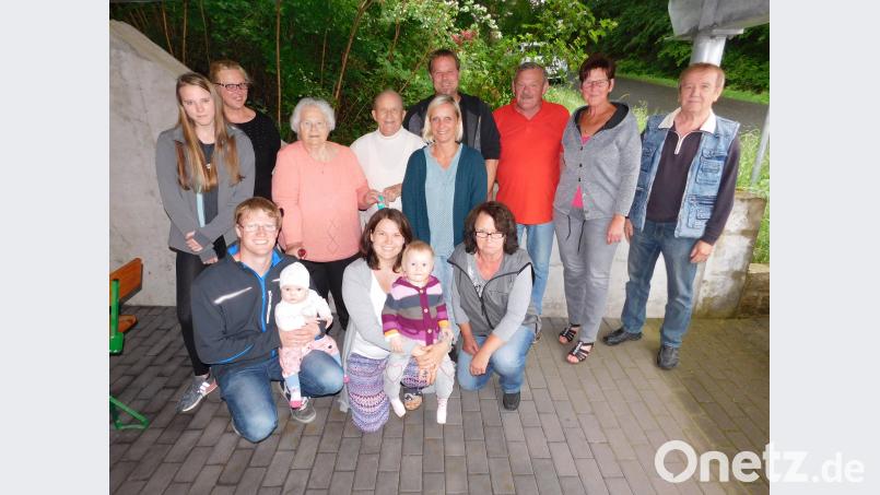 Das Jubelpaar Gisela und Kurt Schröter (Dritte und Vierter von links) im Kreise der Familienangehörigen Celina Dötsch, Katrin Dötsch, Manuela Schröter, Helmut Wagner, Maria Dötsch und Günther Wagner (von links stehend), Thomas Schindler mit Tochter Paula, Sonja Schindler mit Tochter Raphaela sowie Resi Wagner (knieend von links). hai