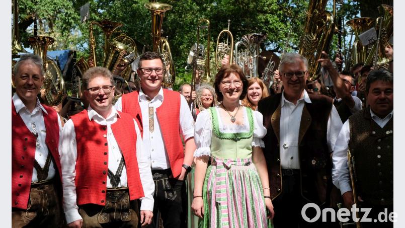 Josef Lobenhofer (Zweiter von rechts, mit Gattin Marita) feierte im Gasthof Bodensteiner Stulln seinen 60. Geburtstag. Drei Blaskapellen mit ihren Vorständen (von links) Richard Karl (Pischdorf), 1. und 2. Vorstand Richard Fischer und Sebastian Wittl (Schmidmühlen) sowie 1. Vorstand Dionys Böckl (rechts/Schwarzenfeld) überbrachten dem Jubilar die Glückwünsche mit dem „Musikantengruß“ im Chor, intoniert von 75 Musikern. ohr