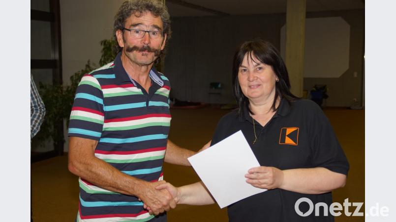 Von Paul Brunner, KF Abensberg, nahm die stellvertretende Vorsitzende Birgit Höcherl die Urkunde für die KF Schönsee in Empfang. mmj