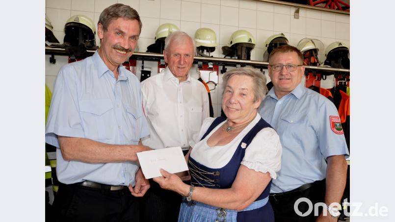 Elisabeth Lazarus (Zweite von rechts), Schatzmeisterin der Tännesberger in München, überreicht Feuerwehr-Vorsitzendem Josef Kirchberger (links) 1800 Euro. Darüber freuen sich auch Kassier Bernhard Zimmet (rechts) und Altbürgermeister Horst Robl. es