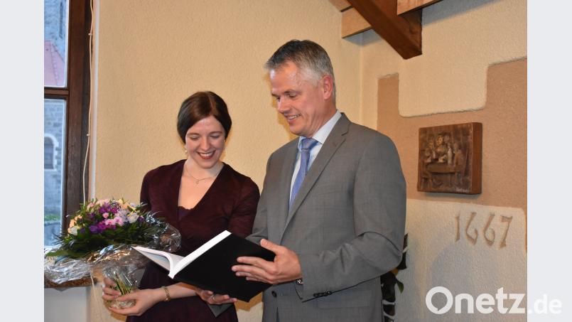 „Auf Stätten des Leids – Heime des Glücks“ heißt der Vortrag der Hochschulabsolventin Lena Möller. Bürgermeister Thomas Meiler darf vorab die 200-seitige Ausarbeitung lesen und ist beeindruckt. lue