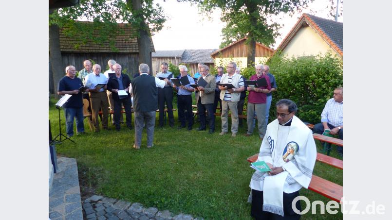 Der MGV Neualbenreuth übernahm die gesangliche Gestaltung der Maiandacht in Querenbach. Vorne im Bild Pfarrer George Parankimalil. fsc