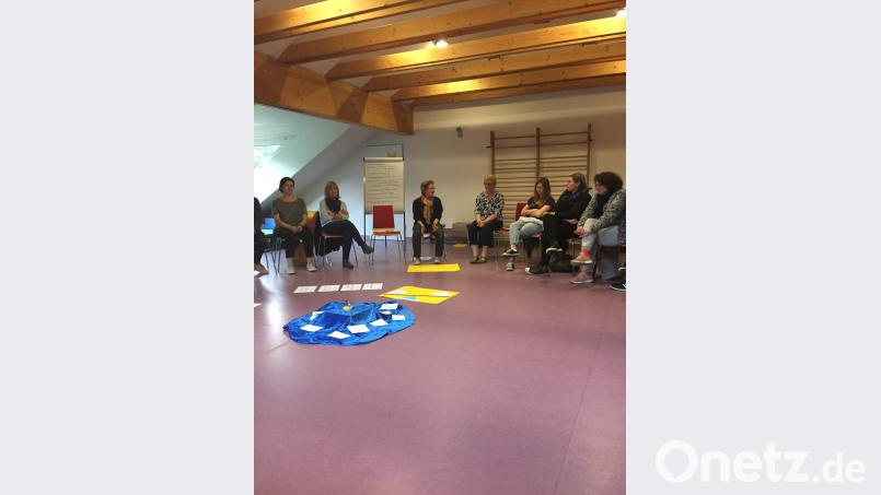 Elternabend in der Kindertagesstätte: In der Mitte (mit Tuch) jeweils die Referentin. rn