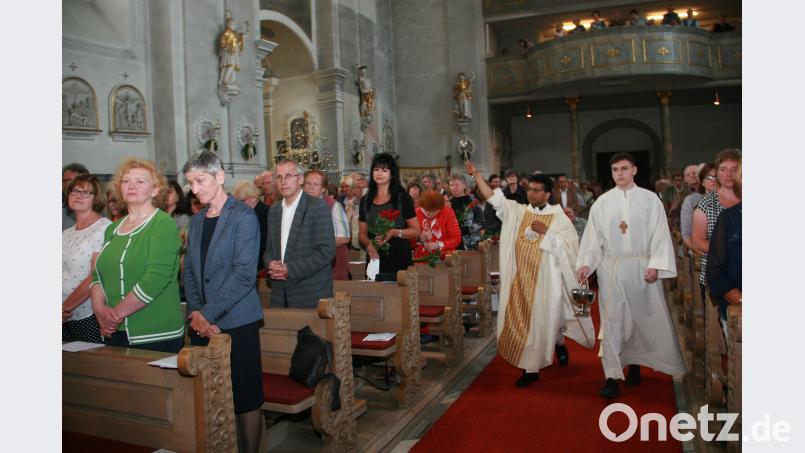 Die Segnung der mitgebrachten Rosen und Rita-Devotionalien bildet einen Höhepunkt beim Rita-Fest in der Wallfahrtskirche. wro