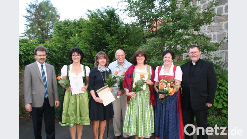 Ehrung nach der Serenade:  Im Bild von links Berthold Strahl, Jutta Heindl, Martina Nettles, Gerhard Ernstberger, Renate Schraml, Christa Köllner und Pfarrer Robert Ploß. fpoz