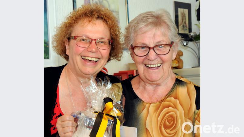 Bürgermeisterin Brigitte Netta gratuliert der Jubilarin Rosina Hohl (rechts) zu ihrem 90. Jubeltag. Huber