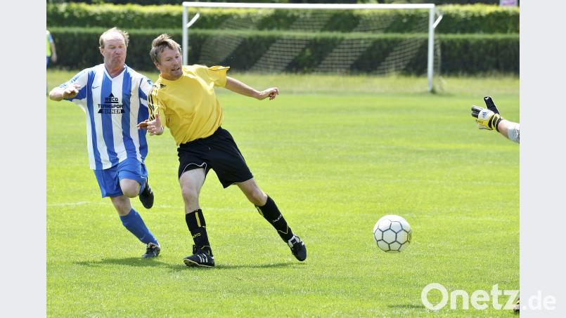 Ü-40 Turnier

Saison: 2017/18

Szene aus dem Spiel: FC Amberg (rechts) gegen die SpVgg Ebermannsdorf (links) mit Georg Roth

Bild: Ziegler Ziegler