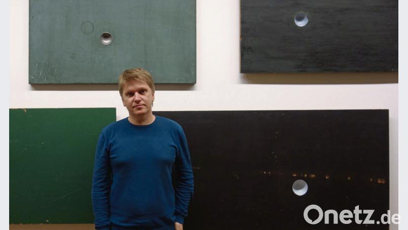 Roman Ondrak holt den Himmel durch Suppenkellen herunter. Eine Ausstellung im Kunstforum Ostdeutsche Galerie stellt sein Werk vor.  [WSU]