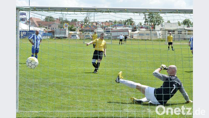 Ü-40 Turnier

Saison: 2017/18

Der Torhüter der SpVgg Ebermannsdorf (rechts) muss diesen Strafstoß von Wolfgang Haller (FC Amberg) passieren lassen

Bild: Ziegler Ziegler