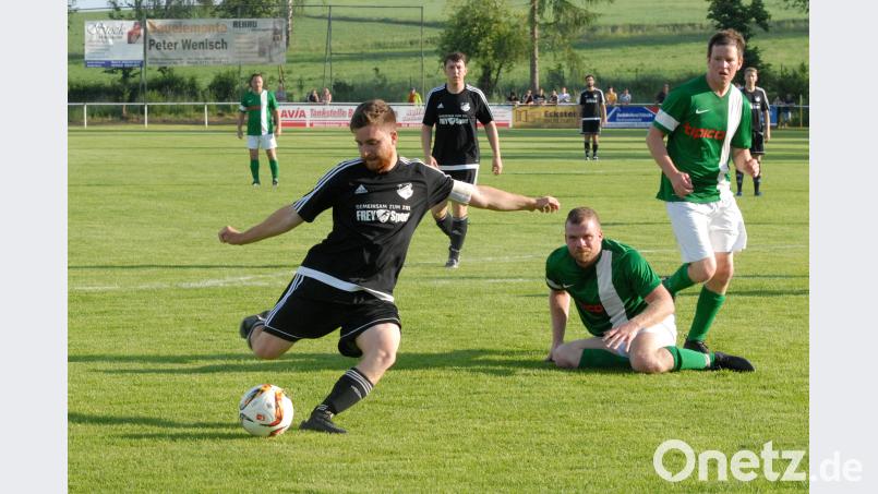 Das war das 1:0 für den FC Lorenzreuth: Michael Schneider wurde wunderschön freigespielt und ließ Anton Zintl im TSV-Gehäuse keine Chance. Rudolf Gebert