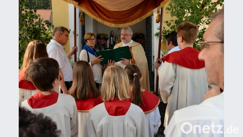 Pater Thomas Lürsmann trug   das Allerheiligste zu den vier Altären im Markt Hohenburg. Begleitet wurde er von vielen Gläubigen, Abordnungen der örtlichen Vereine und der Trachtenkapelle. bö
