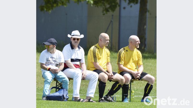 Ü-40 Turnier

Saison: 2017/18

Gut behütet ist Stadtbauchef Maximilian Hahn (2. von links)

Bild: Ziegler Ziegler