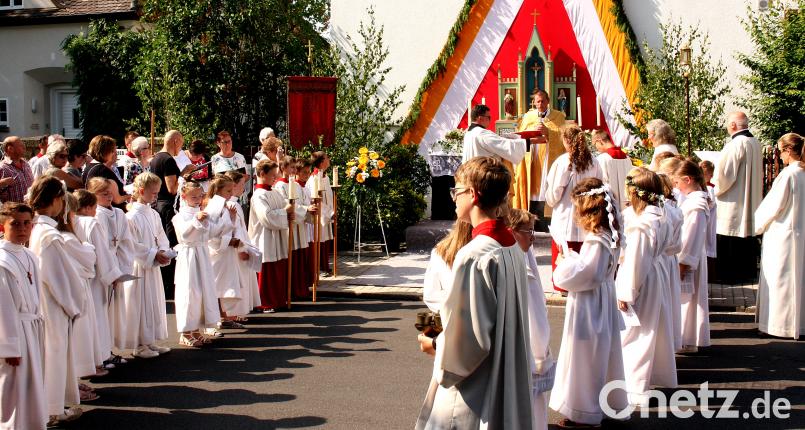 Fronleichnam in St. Elisabeth beim Umzug an vier Altären. Hier an dem 2. Altar in der Fichtestraße. kzr