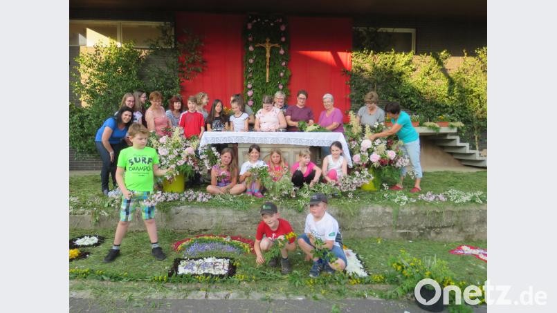 Wie allerorts trafen sich in Neualbenreuth bereits am Mittwochabend zahlreiche Mitglieder der Pfarrgemeinden, um gemeinsam die Außenaltäre für die Prozession zu gestalten. Auch viele Kinder und Jugendliche halfen mit. Ulla Britta Baumer