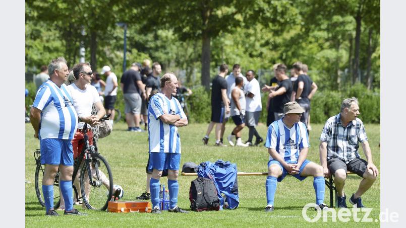 Ü-40 Turnier

Saison: 2017/18

Die Spielerbank der SpVgg Ebermannsdorf mit Georg Roth (3. von links) und Jürgen Friedrich (rechts)

Bild: Ziegler Ziegler