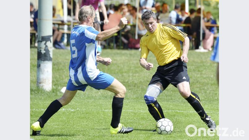 Ü-40 Turnier

Saison: 2017/18

Wolfgang Haller vom FC Amberg (rechts) am Ball im Spiel gegen die SpVgg Ebermannsdorf (links)

Bild: Ziegler Ziegler