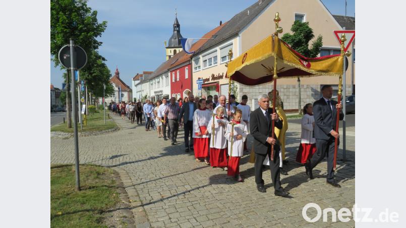 In allen Kommunen, wie hier in Mitterteich, zogen die Fronleichnamszüge durch die Straßen. Ulla Britta Baumer