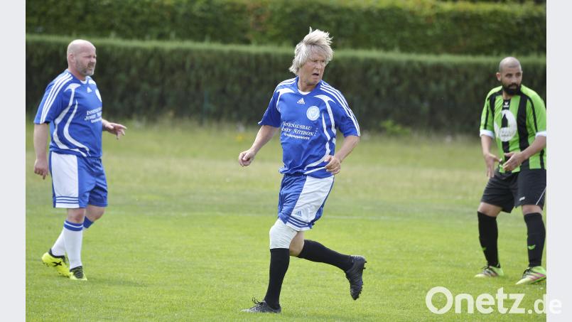 Ü-40 Turnier

Saison: 2017/18

Rudi Pongratz (Mitte), hier im Spiel gegen Weiden-Ost, schnürte nicht nur für die SF Ursulapoppericht seine Fußballschuhe (Bild), sondern auch für den FC Amberg


Bild: Ziegler Ziegler