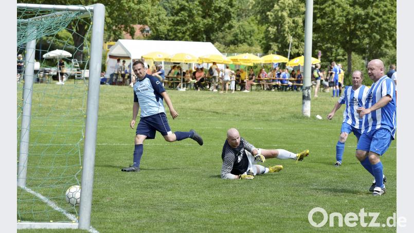 Ü-40 Turnier

Saison: 2017/18

Szene aus dem Spiel: Germania Amberg mit Torjäger Florian Danzer (linkds hinten) gegen die SpVgg Ebermannsdorf mit Georg Roth (2. von rechts)

Bild: Ziegler Ziegler