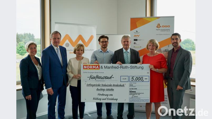 Freude über die Spende aus der Norma-Stiftung: Sabine Märtin (Leiterin OTH Professional), Ulrich Schäfer (Verkaufsleiter Norma Regenstauf), Prof. Dr. Christiane Hellbach (Vizepräsidentin der OTH Amberg-Weiden), Michael Irrgang (Dualer Student), Anton Gleixner (Niederlassungsleiter Norma-Niederlassung Regenstauf), Prof. Dr. Andrea Klug (Präsidentin der OTH Amberg-Weiden) und Philipp Hermannsdörfer (Digitale Gründerinitiative Oberpfalz). OTH Amberg-Weiden