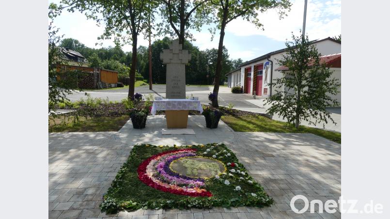 Farbenprächtige Altäre aus Blüten und Blättern sind ein echter Hingucker bei der Prozession. do