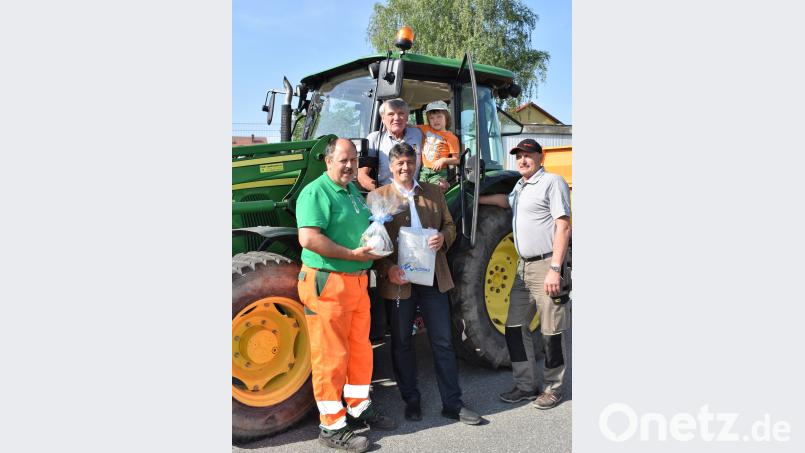 Albert Gradl (hinten) mit Enkel Laurenz wird nach fast 25 Jahren Beschäftigungszeit beim städtischen Bauhof von 
Bauhof-Vorarbeiter Richard Sier, Bürgermeister Edgar Knobloch und Alexander Eismann (von rechts) in den Ruhestand verabschiedet. rgr