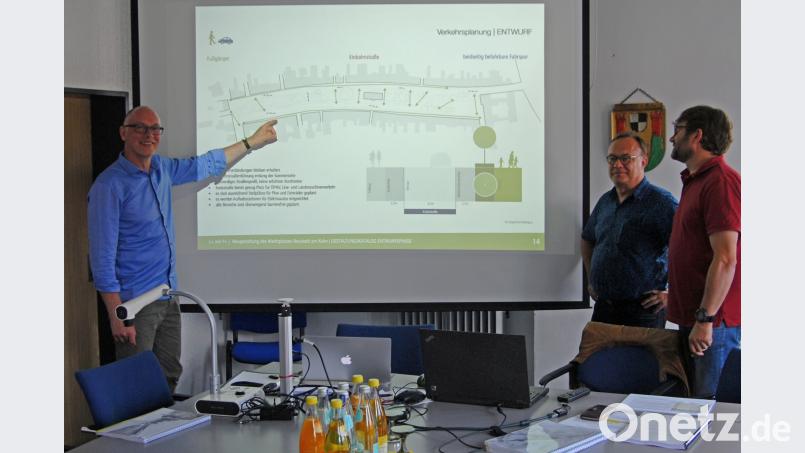 Es gibt eine neue Entwurfsplanung für die Markplatzsanierung. Diese wurde vom Städteplaner Felix Hozapfel-Herziger (links)dem Stadtrat vorgestellt. Unterstützt wurde er dabei vom Architekten Volker Jungwirth aus Bayreuth. Interessiert verfolgte Bürgermeister Wolfgang Haberberger den Vortrag. OW, Autor [OW]
