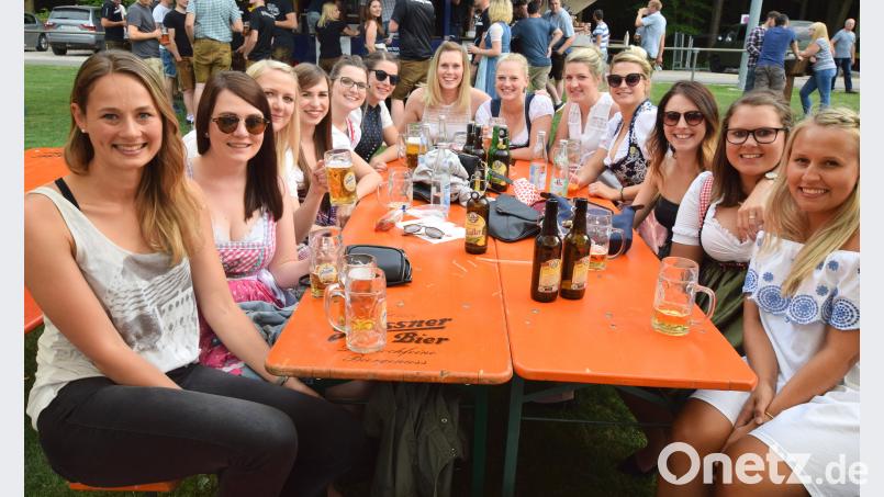 Sichtlich viel Freude bereitet den jungen Damen der Besuch beim Kirwaauftakt des SV Illschwang. no