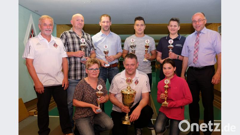 27 Mannschaften – unterteilt in Herren-, Damen-, Jugend- und gemischte Teams – wetteiferten bei der Speinsharter Gemeindemeisterschaft im Kegeln um Titel und Pokale. Unser Bild zeigt die Vertreter der Sieger mit Schirmherrn und Bürgermeister Albert Nickl (rechts) sowie dem SKC-Vorsitzenden Hans Schuller (links). do