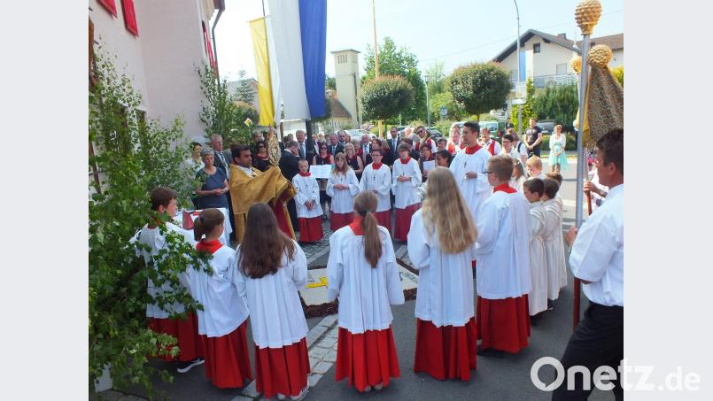 Prozession durch die geschmückten Straßen soj