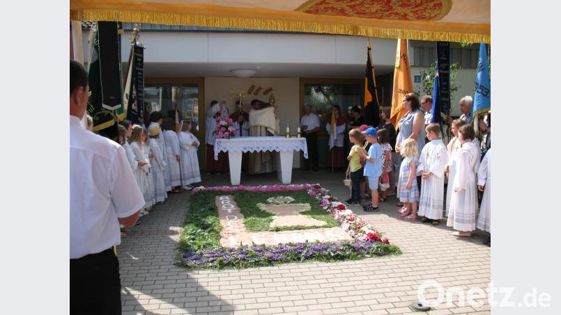 Warme Sonnenstrahlen und ein weiß-blauer Himmel begleiten zu Fronleichnam die Prozession der Gläubigen. bkr