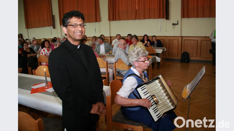 „Ihr habt schöne Lieder ausgesucht und für mich umgedichtet“, bedankte sich der Jubilar bei der Leiterin des Friedenfelser Frauenchores Cilli Wittmann (vorne im Bild). wro