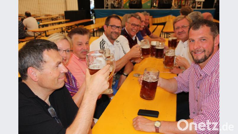 Auffallend viele Stadträte waren zur Eröffnung des Tirschenreuther Volksfestes gekommen, und so für eine Fortsetzung dieses Festes zu werben. kro