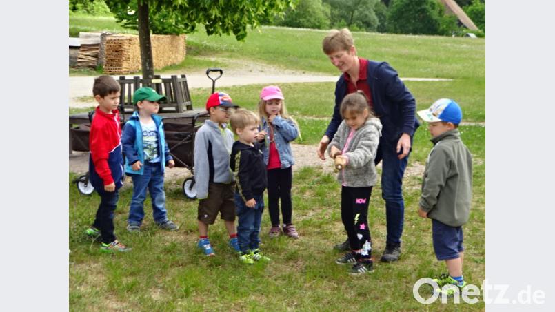 Die Waldecker Kinder bei der Führung im Freilandmuseum Neusath-Perschen, die alle sehr interessiert verfolgen. hl